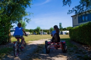 Zicht op 1 van de 2 velden van minicamping Zeelucht in Zeeland